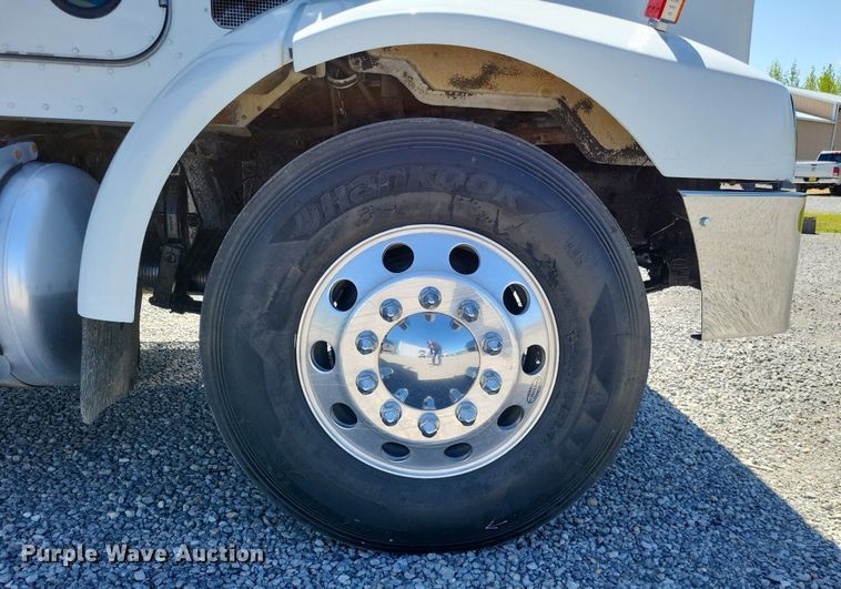 image for item LR9226 2000 Peterbilt 330  dump truck