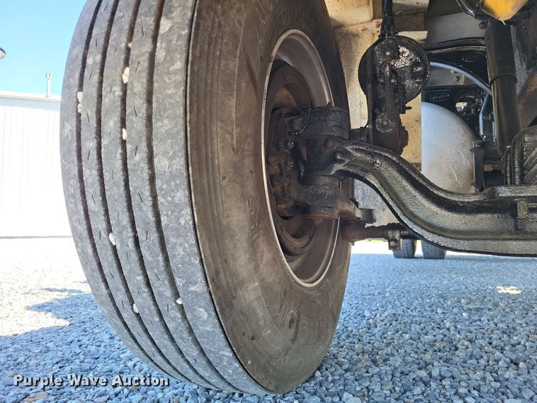 image for item LR9226 2000 Peterbilt 330  dump truck