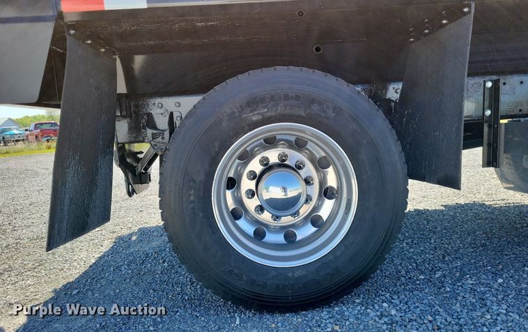 image for item LR9226 2000 Peterbilt 330  dump truck