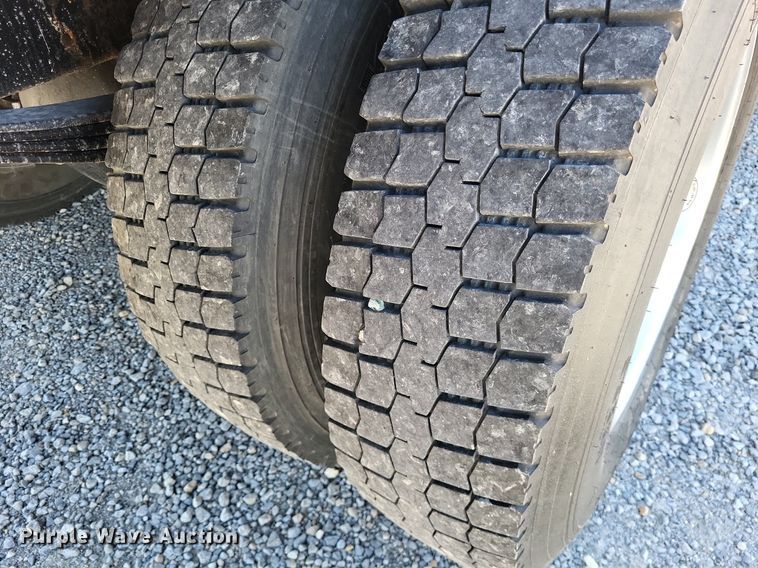 image for item LR9226 2000 Peterbilt 330  dump truck