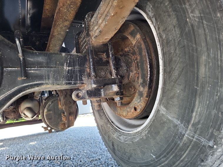 image for item LR9226 2000 Peterbilt 330  dump truck