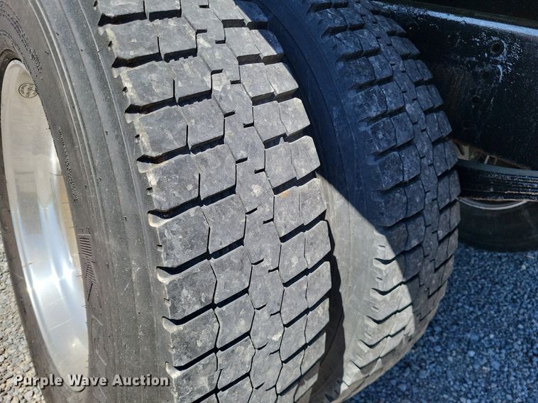 image for item LR9226 2000 Peterbilt 330  dump truck