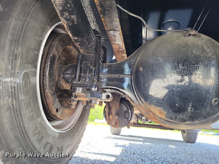 image for item LR9226 2000 Peterbilt 330  dump truck