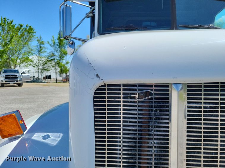 image for item LR9226 2000 Peterbilt 330  dump truck