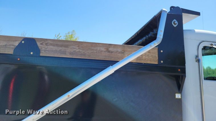 image for item LR9227 2000 Peterbilt 330  dump truck