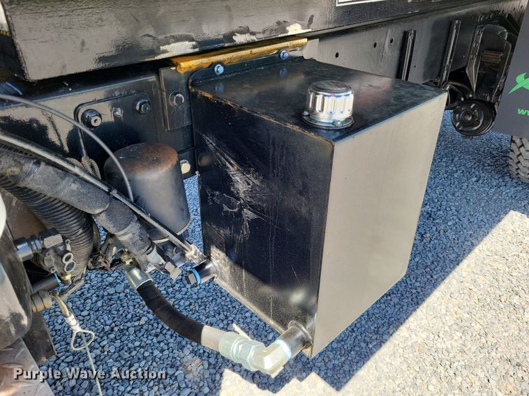 image for item LR9227 2000 Peterbilt 330  dump truck