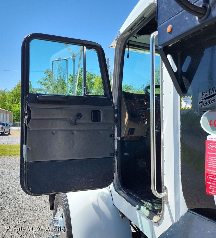 image for item LR9227 2000 Peterbilt 330  dump truck