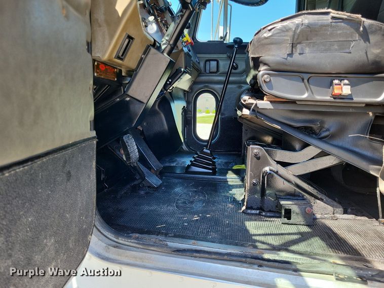 image for item LR9227 2000 Peterbilt 330  dump truck