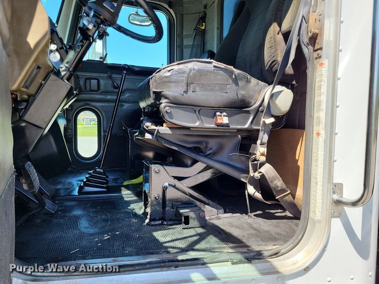 image for item LR9227 2000 Peterbilt 330  dump truck