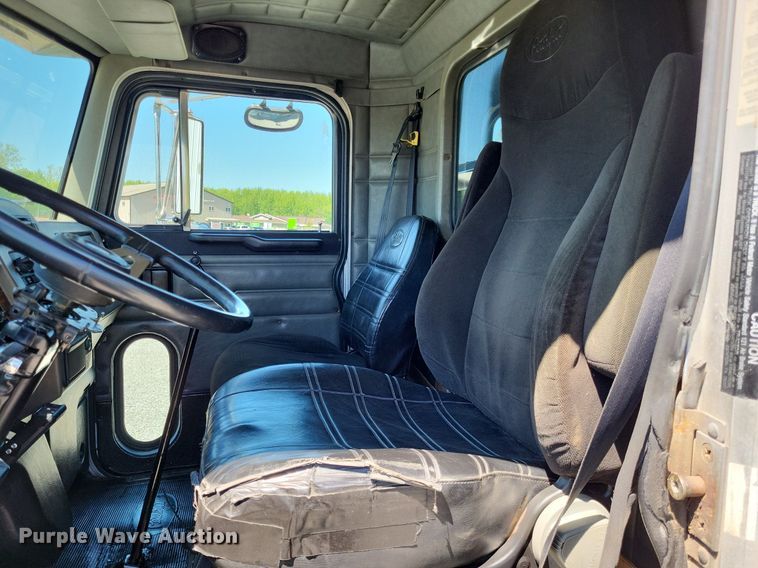 image for item LR9227 2000 Peterbilt 330  dump truck