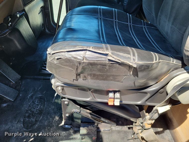 image for item LR9227 2000 Peterbilt 330  dump truck