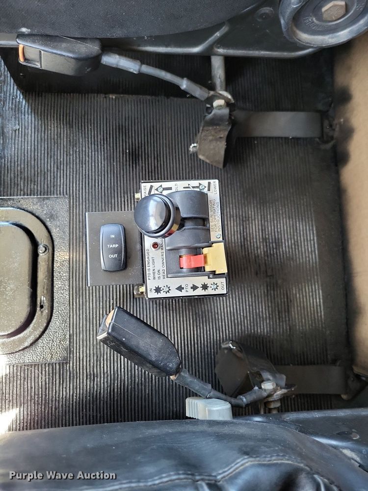 image for item LR9227 2000 Peterbilt 330  dump truck