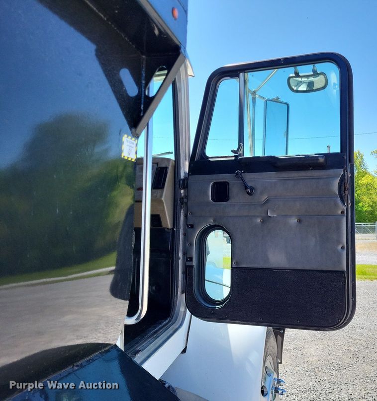 image for item LR9227 2000 Peterbilt 330  dump truck