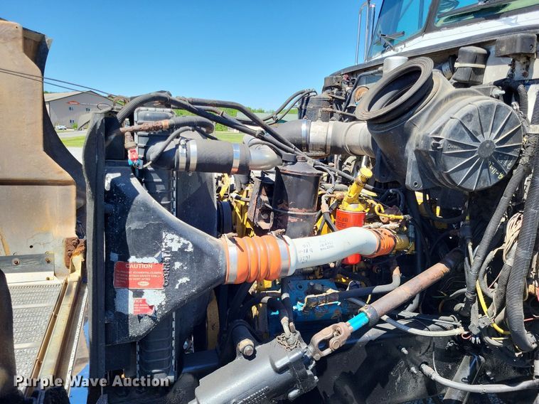 image for item LR9227 2000 Peterbilt 330  dump truck