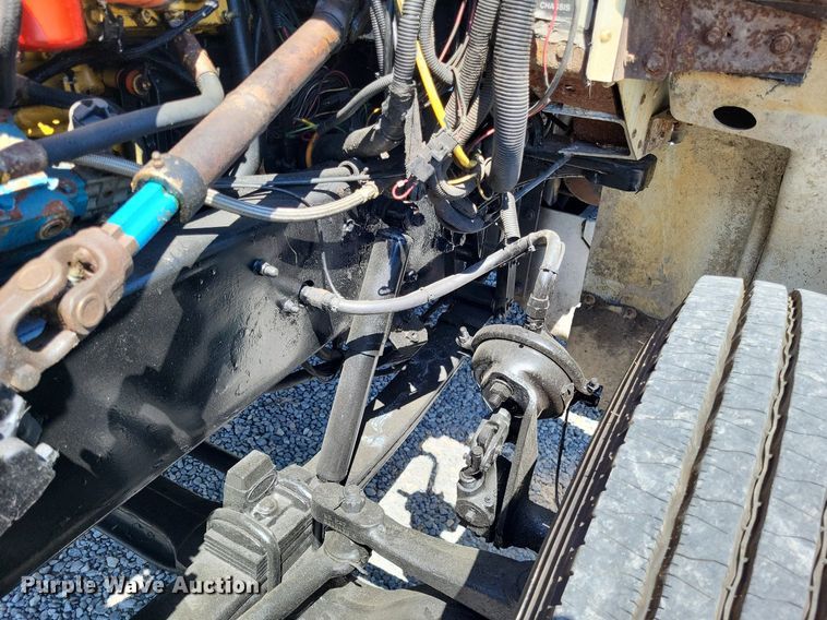 image for item LR9227 2000 Peterbilt 330  dump truck