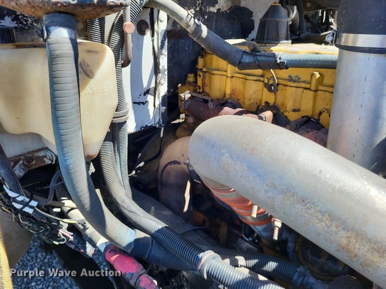 image for item LR9227 2000 Peterbilt 330  dump truck