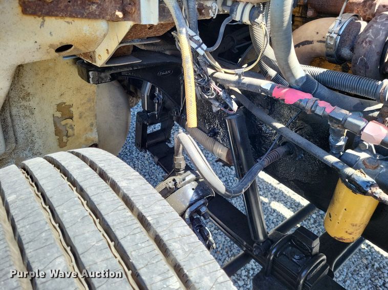 image for item LR9227 2000 Peterbilt 330  dump truck