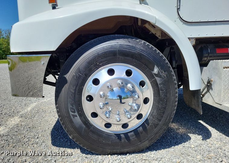 image for item LR9227 2000 Peterbilt 330  dump truck