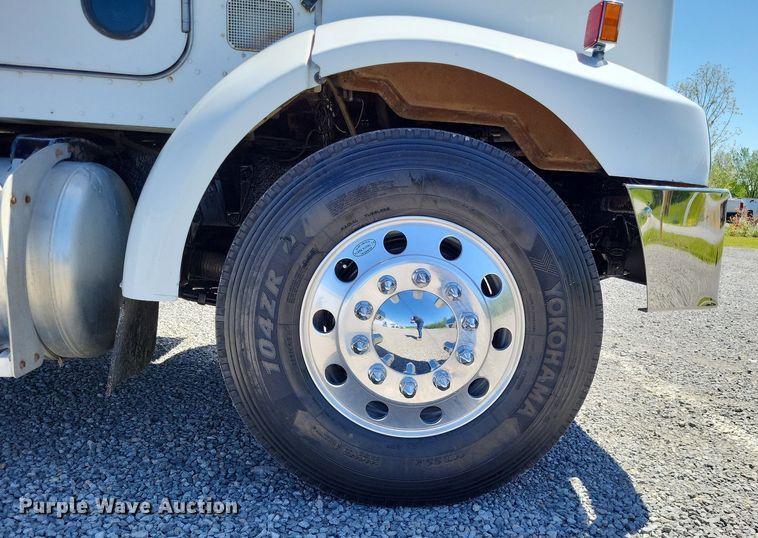 image for item LR9227 2000 Peterbilt 330  dump truck