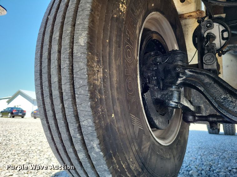 image for item LR9227 2000 Peterbilt 330  dump truck