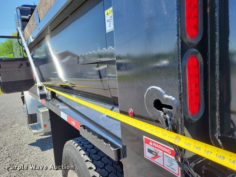 image for item LR9227 2000 Peterbilt 330  dump truck