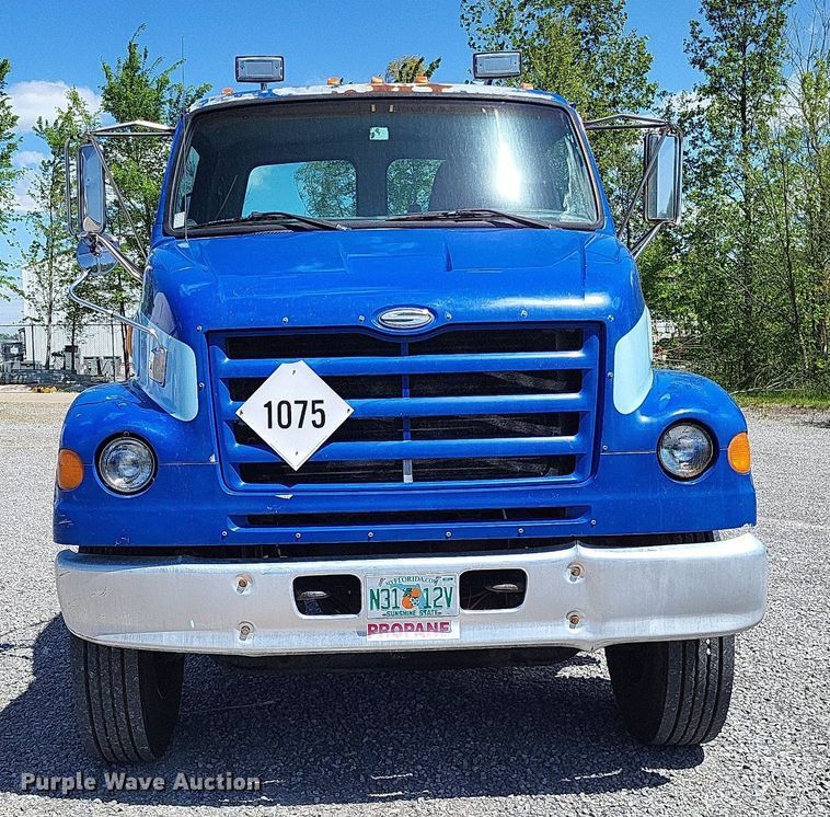 image for item LR9228 2000 Sterling L7500  truck cab and chassis