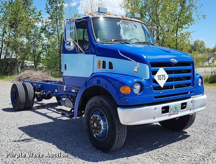 image for item LR9228 2000 Sterling L7500  truck cab and chassis