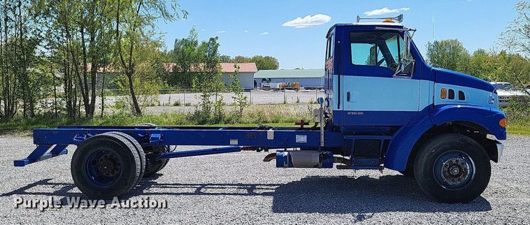 image for item LR9228 2000 Sterling L7500  truck cab and chassis