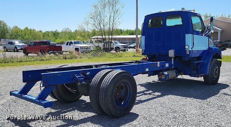 image for item LR9228 2000 Sterling L7500  truck cab and chassis