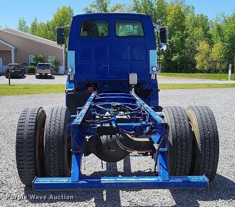 image for item LR9228 2000 Sterling L7500  truck cab and chassis