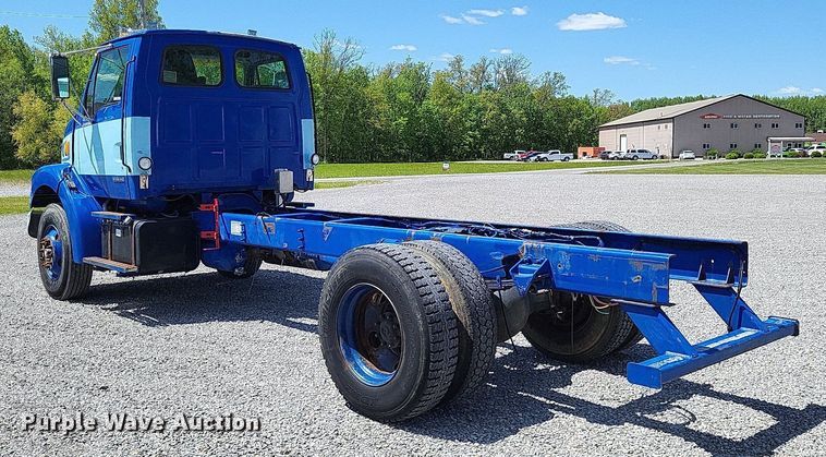 image for item LR9228 2000 Sterling L7500  truck cab and chassis