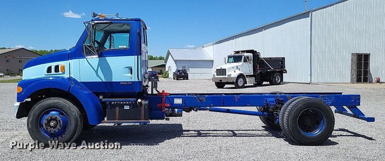 image for item LR9228 2000 Sterling L7500  truck cab and chassis