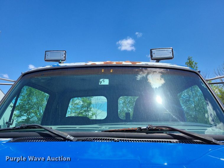 image for item LR9228 2000 Sterling L7500  truck cab and chassis