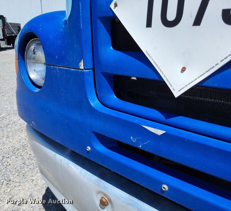 image for item LR9228 2000 Sterling L7500  truck cab and chassis