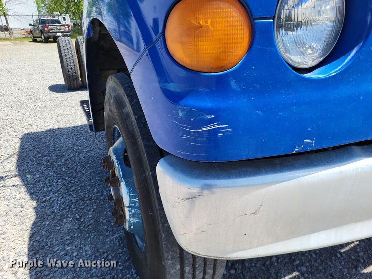 image for item LR9228 2000 Sterling L7500  truck cab and chassis