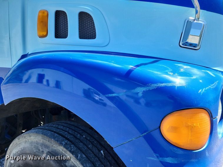 image for item LR9228 2000 Sterling L7500  truck cab and chassis