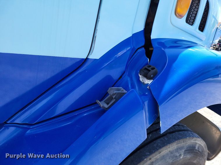 image for item LR9228 2000 Sterling L7500  truck cab and chassis