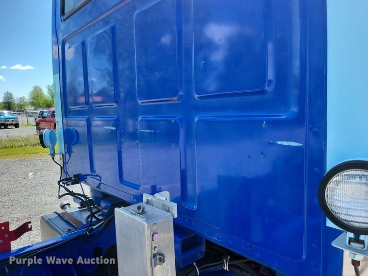 image for item LR9228 2000 Sterling L7500  truck cab and chassis