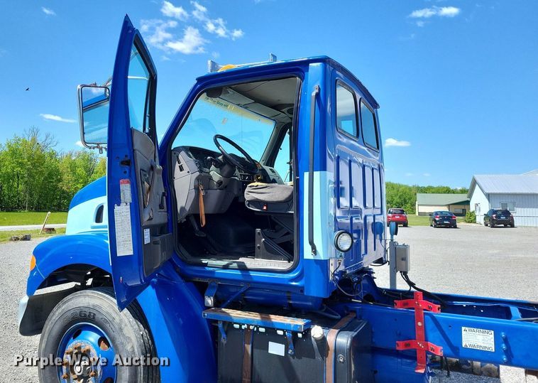 image for item LR9228 2000 Sterling L7500  truck cab and chassis