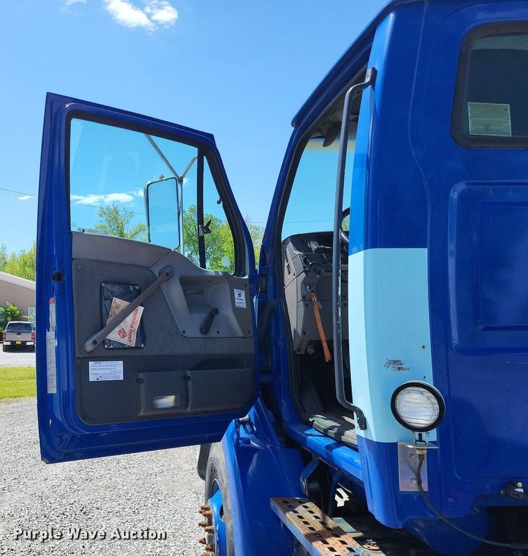 image for item LR9228 2000 Sterling L7500  truck cab and chassis