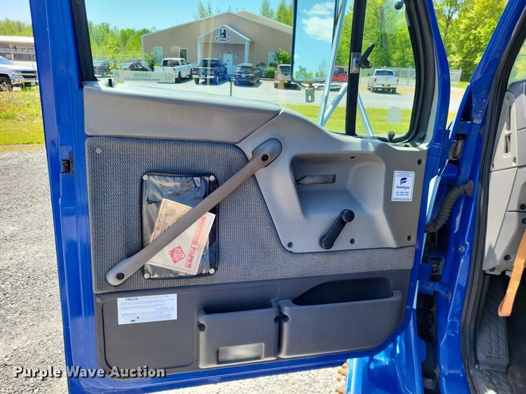 image for item LR9228 2000 Sterling L7500  truck cab and chassis