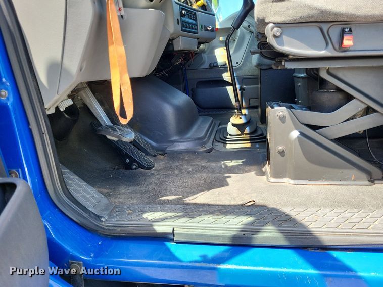 image for item LR9228 2000 Sterling L7500  truck cab and chassis