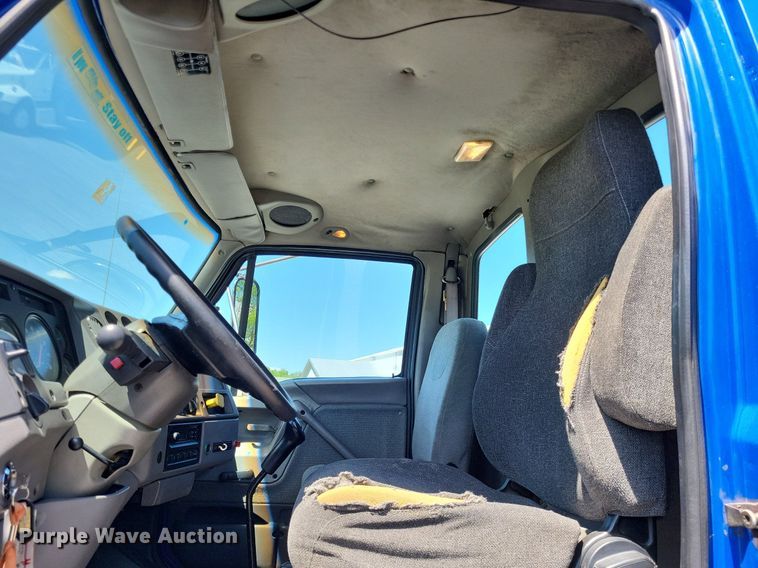 image for item LR9228 2000 Sterling L7500  truck cab and chassis