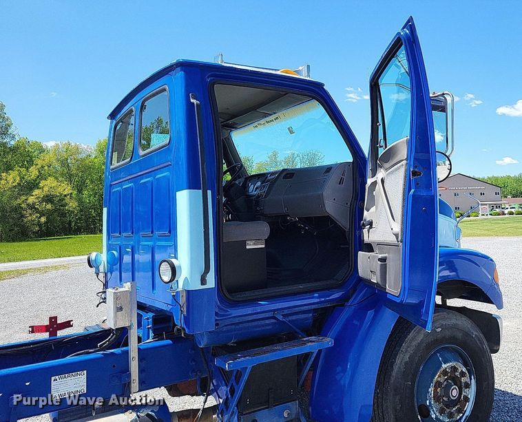 image for item LR9228 2000 Sterling L7500  truck cab and chassis