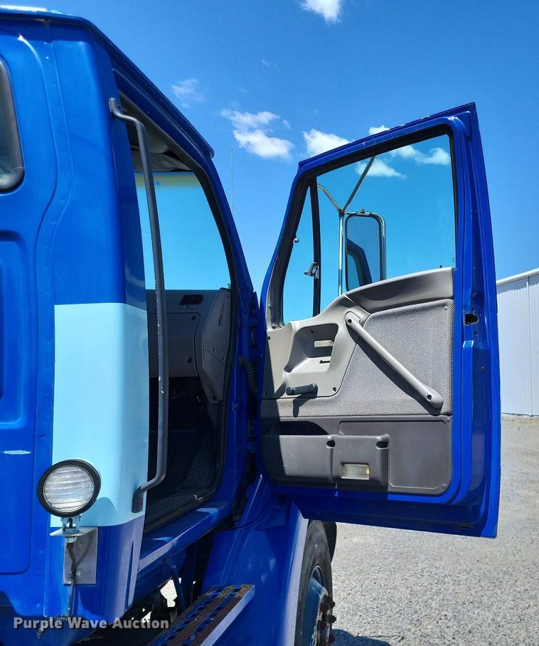 image for item LR9228 2000 Sterling L7500  truck cab and chassis