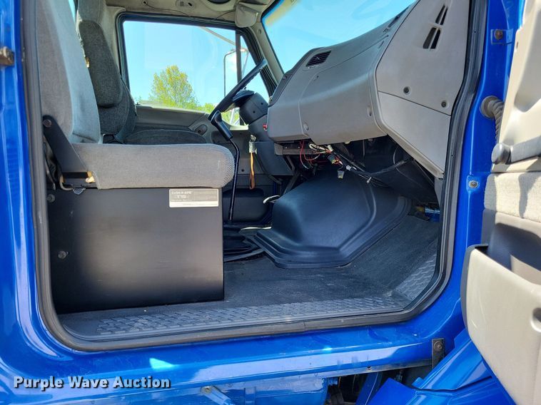 image for item LR9228 2000 Sterling L7500  truck cab and chassis