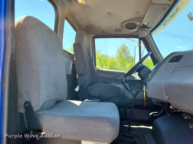 image for item LR9228 2000 Sterling L7500  truck cab and chassis