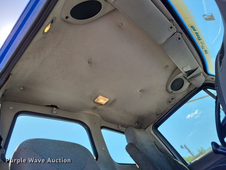 image for item LR9228 2000 Sterling L7500  truck cab and chassis