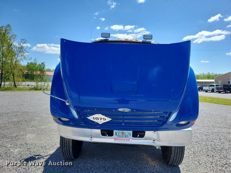 image for item LR9228 2000 Sterling L7500  truck cab and chassis