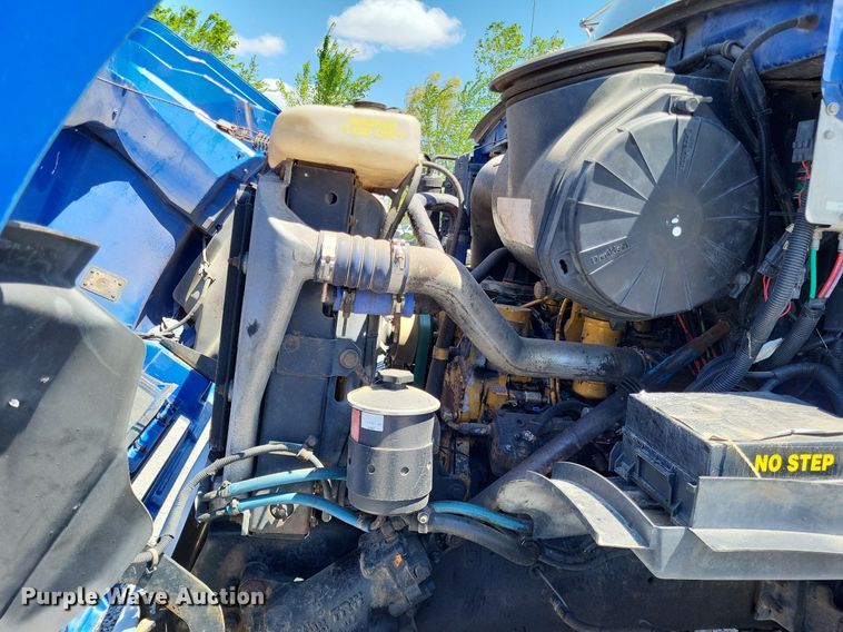 image for item LR9228 2000 Sterling L7500  truck cab and chassis